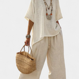 Cjelokupni minimalistički Daisy u prirodnim nijansama s oversized majicom i širokim hlačama za jednostavan i elegantan stil