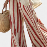 Zapanjujuće Dvodijelno Odijelo Daisy s Crvenim Prugama u Prirodnoj Teksturi