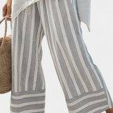 Daisy set s asimetričnom bluzom i prugastim hlačama za moderni i elegantni stil