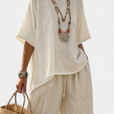 Cjelokupni minimalistički Daisy u prirodnim nijansama s oversized majicom i širokim hlačama za jednostavan i elegantan stil